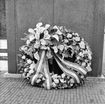854248 Afbeelding van de krans bij het monument voor tijdens de oorlog gevallen spoorwegpersoneel aan het Moreelsepark ...